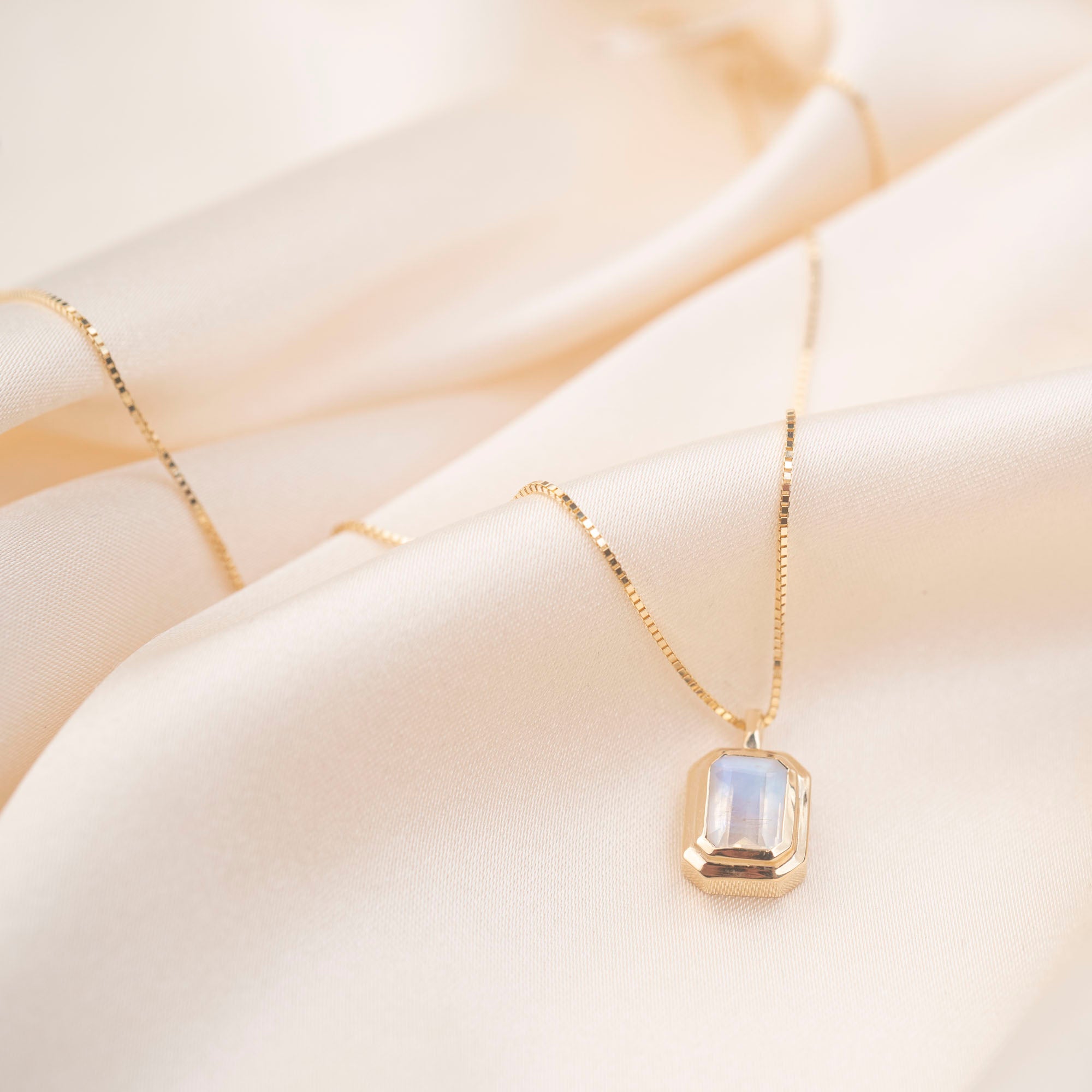 アクセサリー CDL MOON STONE NECKLACE Stone Moon Phase Necklace | Sterling Silver Chain | Light