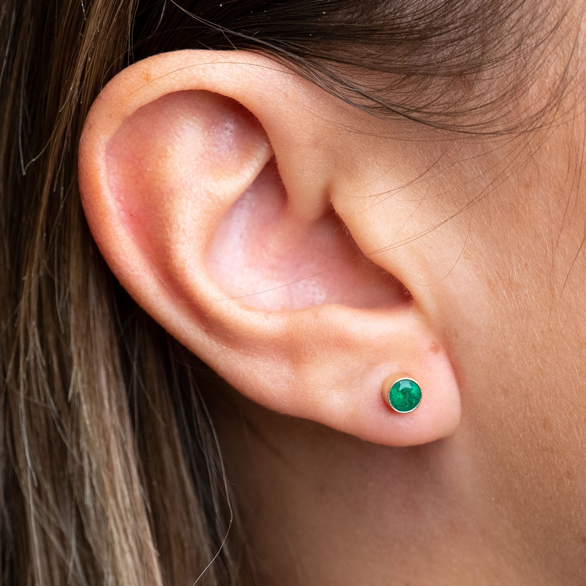 14k Medium Emerald Bezel Studs | 4mm
